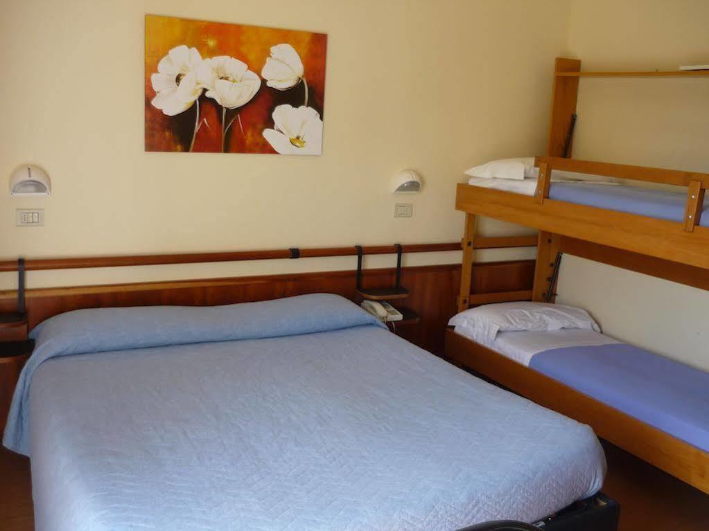 Hotel Houston Римини Екстериор снимка