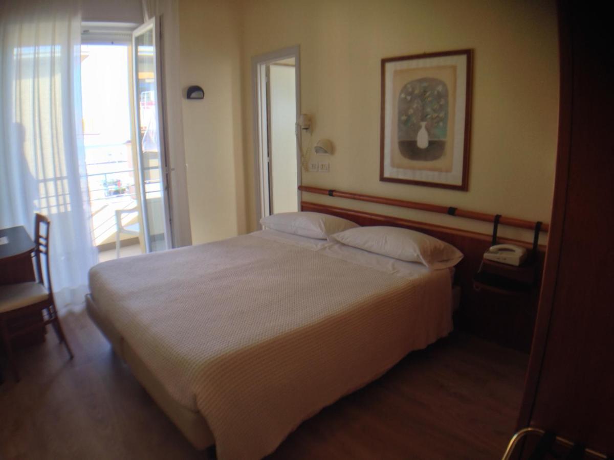 Hotel Houston Римини Екстериор снимка