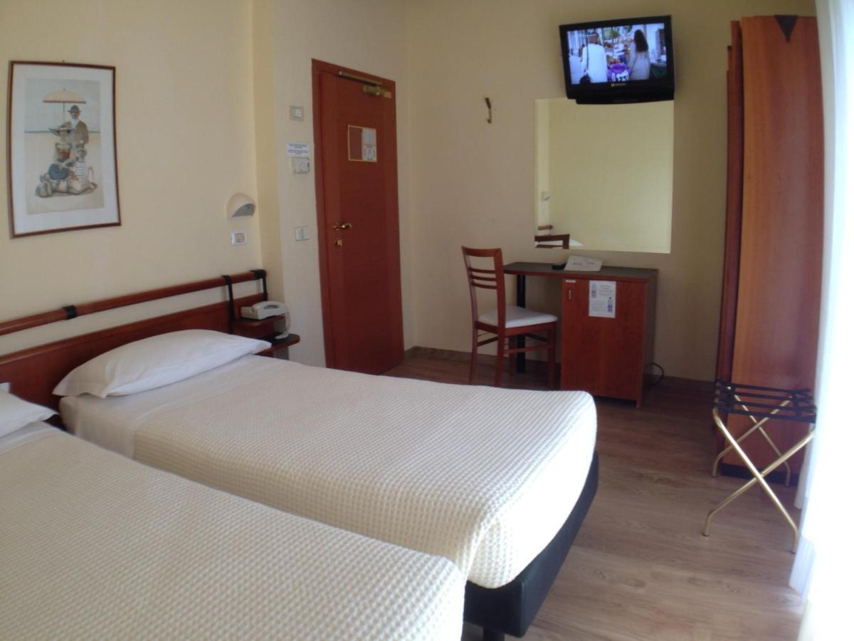 Hotel Houston Римини Екстериор снимка