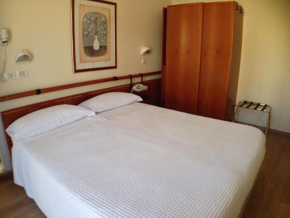 Hotel Houston Римини Екстериор снимка